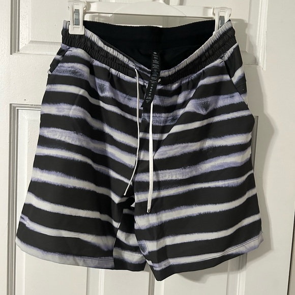 Mens lululemon pool short 7” - Picture 8 of 8